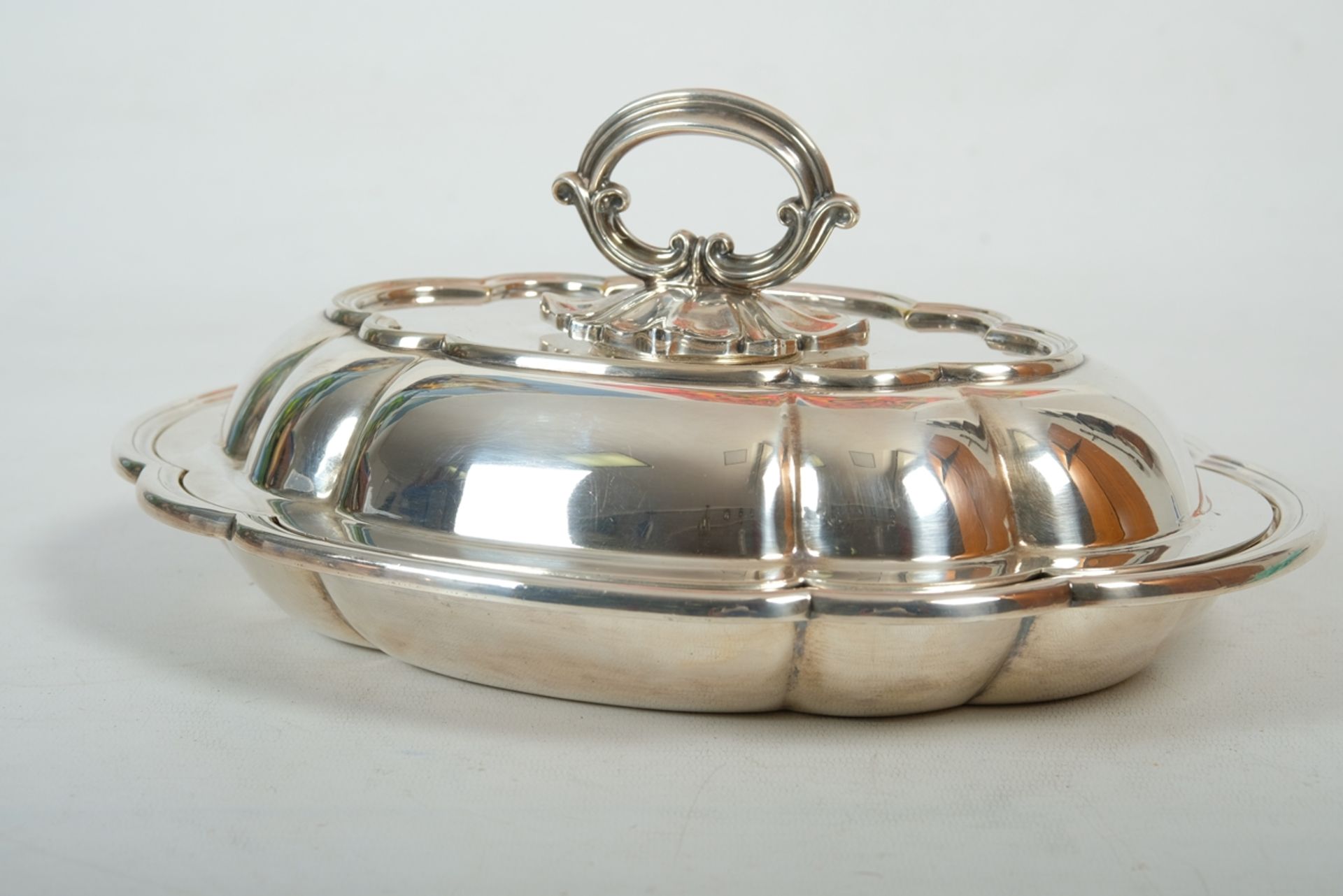 Deckelterrine Martin Hall&Co. LTD oval, geschwungener Griff, Ornamentierung, EPNS-versilbert