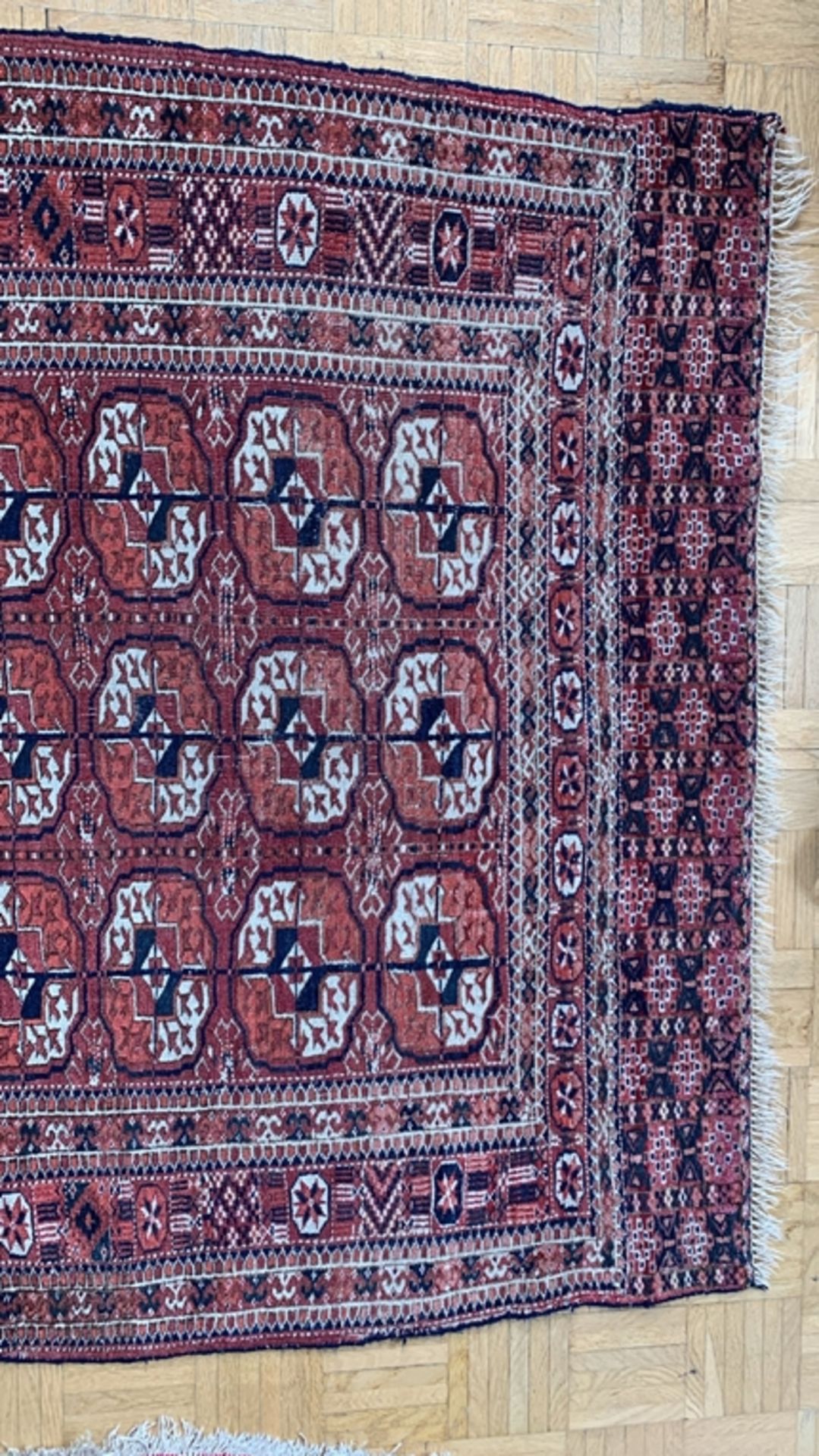 Turkmenischer Tekke, antik um 1900/20. Feine Knüpfung, tuchweicher Griff. Etwas unebener Flor. Einz - Bild 3 aus 7