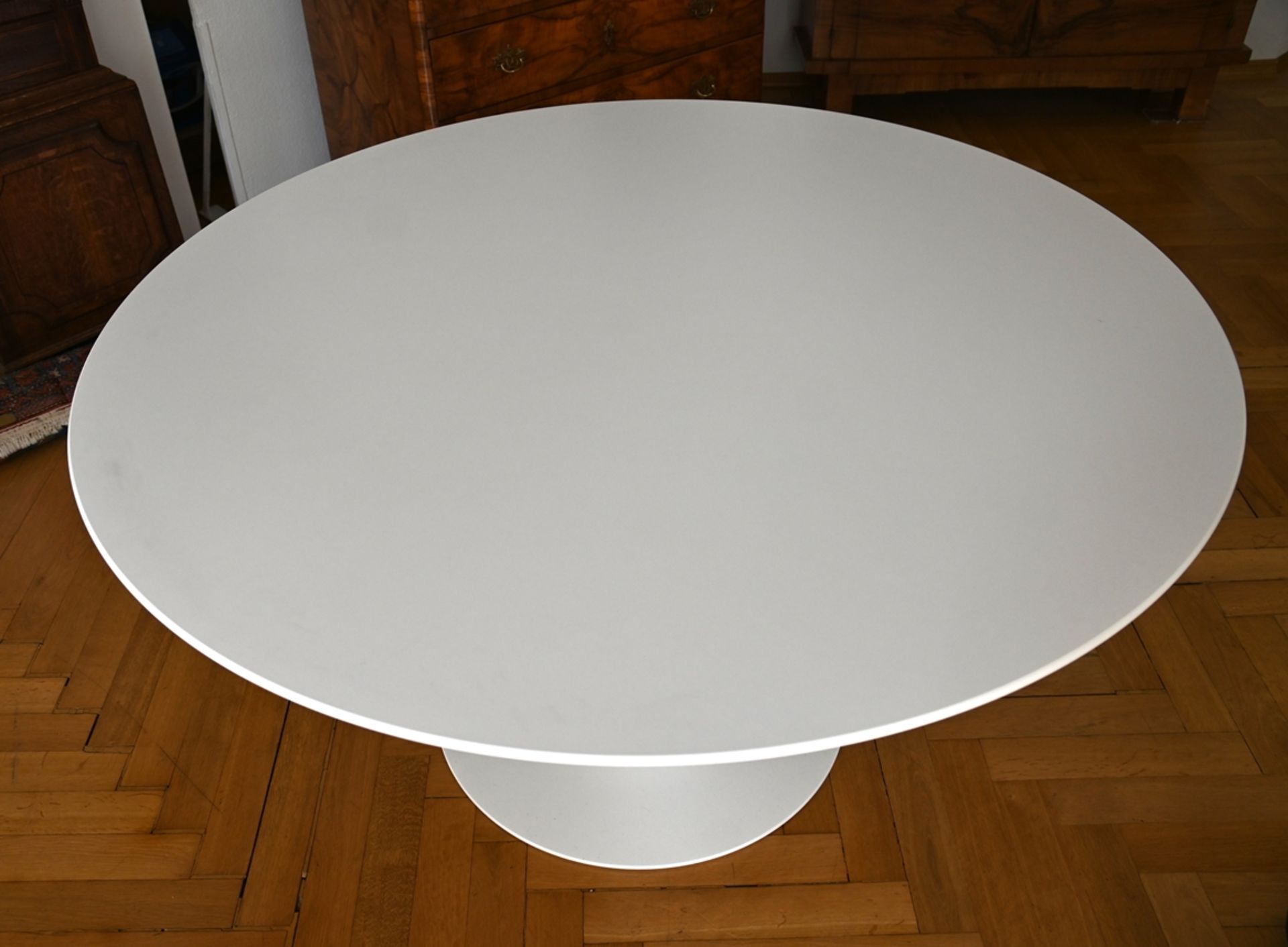 Dining table Knoll International by Eero Saarinen, round table with top from the "Tulip Collection"