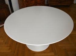 Esstisch Knoll International von Eero Saarinen, runder Tisch mit Platte aus der "Tulip Collection",