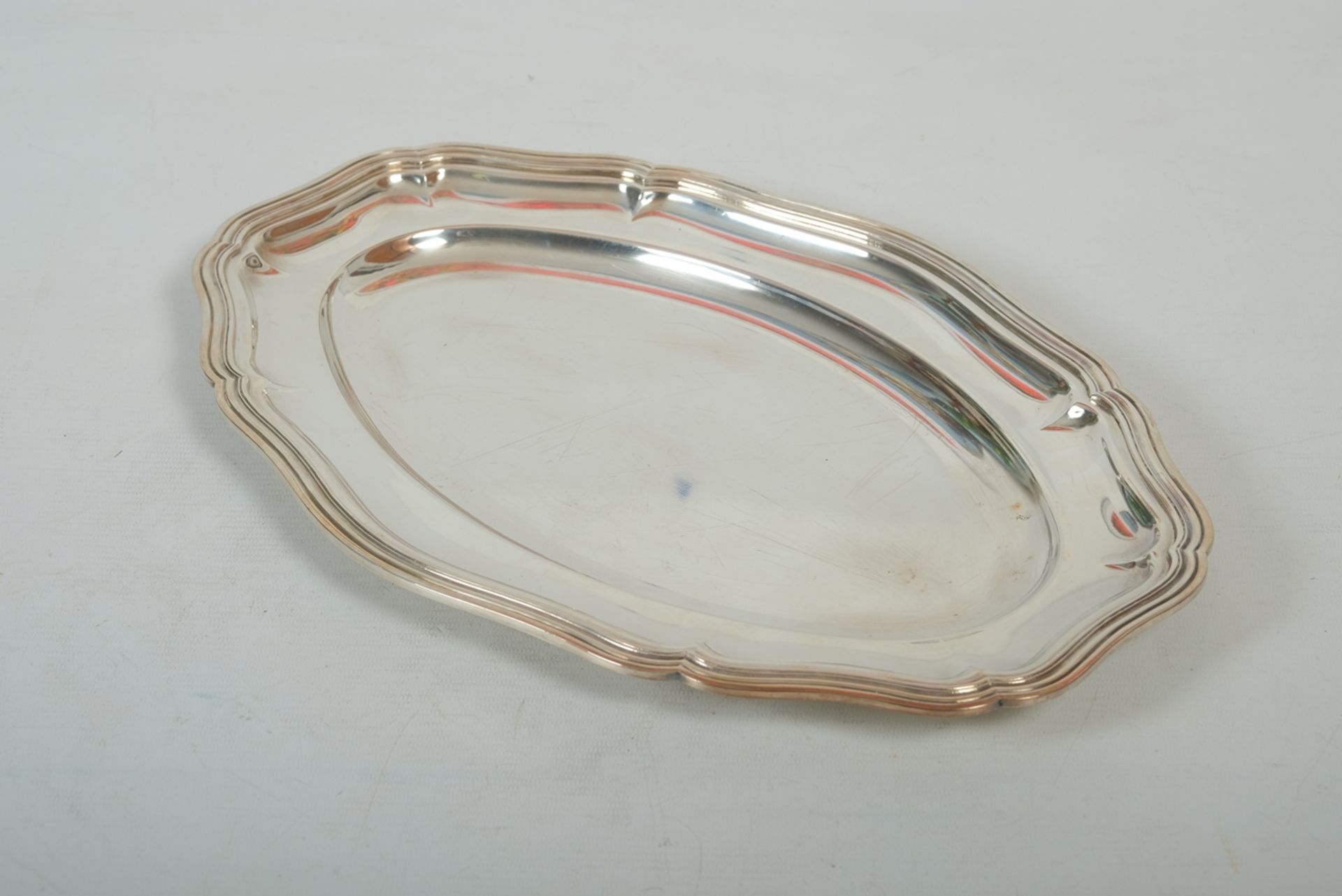 Vorlegeplatte, ovale Form, Länge 41 cm.