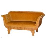Small Biedermeier sofa, around 1820, walnut.
