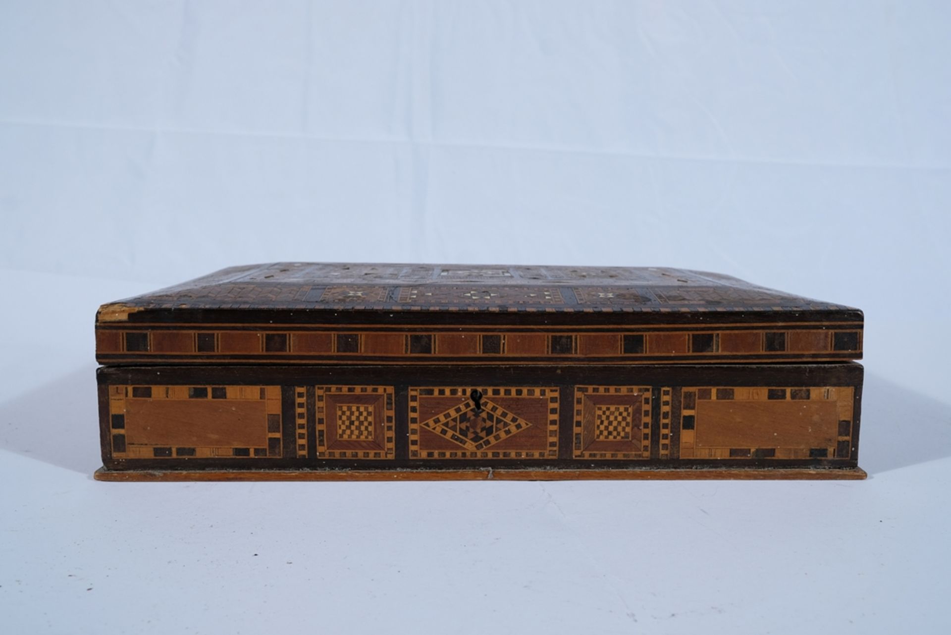 Casket with inlays of mother-of-pearl, bone and tropical woods. Presumably early 20th century, Syri - Image 3 of 4