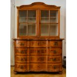 Baroque chest of drawers with vitrine top, around 1760, walnut and walnut saw blade. Double curved 