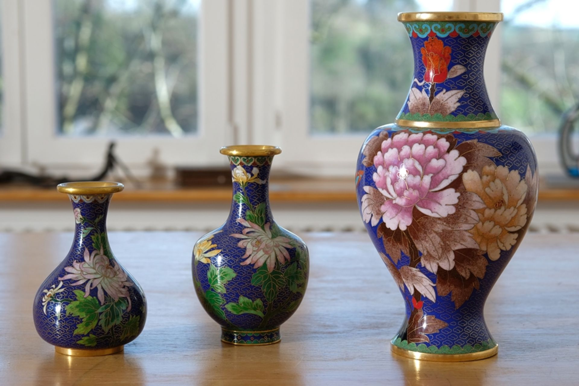 Japanische Cloisonné-Vasen, drei blaue Vasen aus Emaille. Mit floralen Motiven verziert. Inneres ve