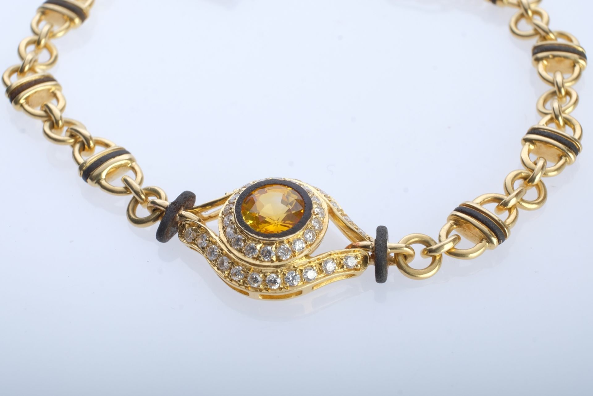 Bracelet set in the centre with an old-cut yellow sapphire, very good brilliance, around 1.5 ct, in