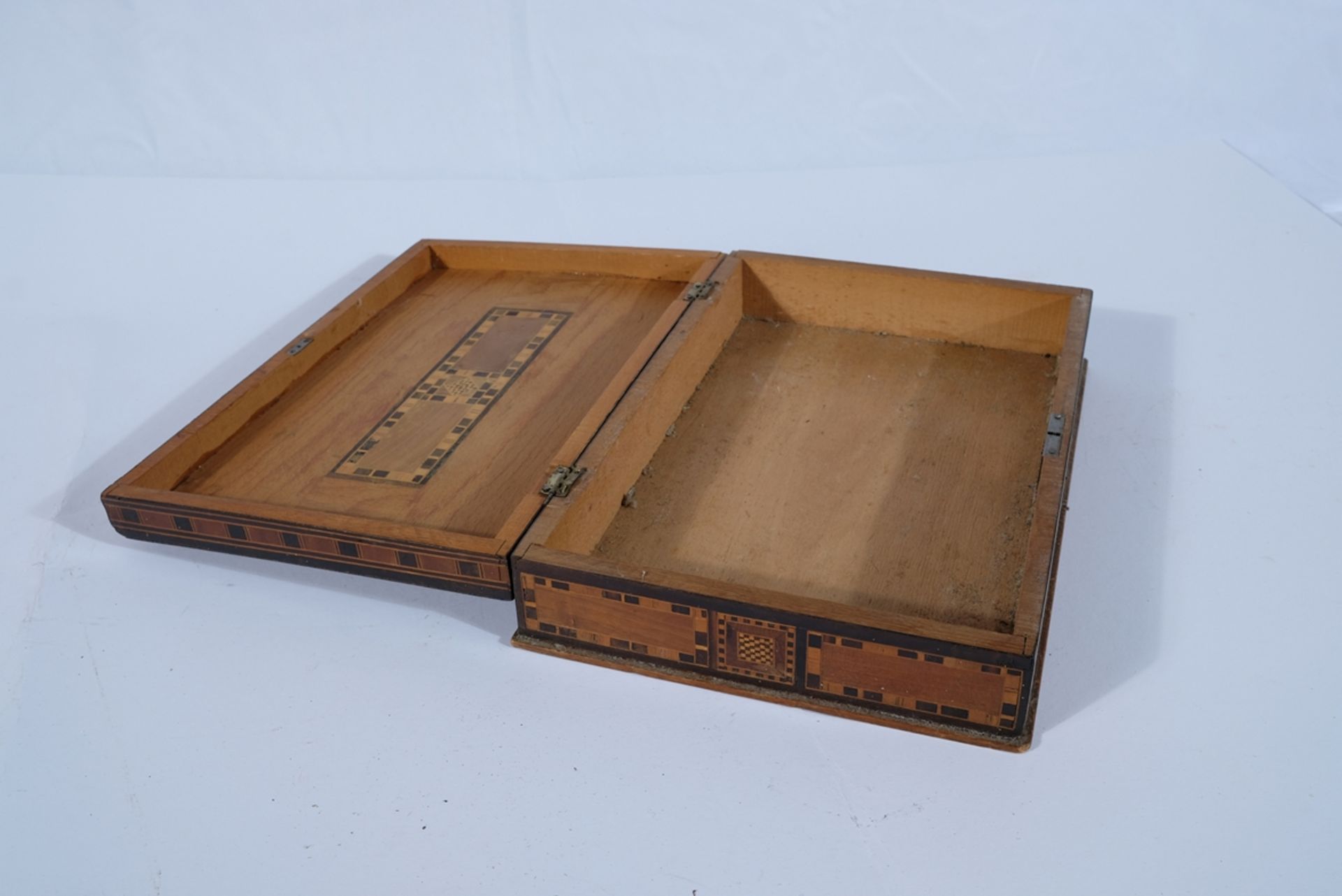 Casket with inlays of mother-of-pearl, bone and tropical woods. Presumably early 20th century, Syri - Image 2 of 4