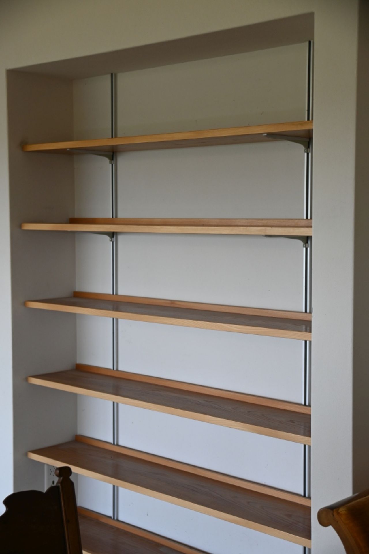 Design-Bücherregal zur Wandmontage (String-System). Bestehend aus 6 Brettern aus Eschenholz, 1,50 x - Bild 2 aus 2