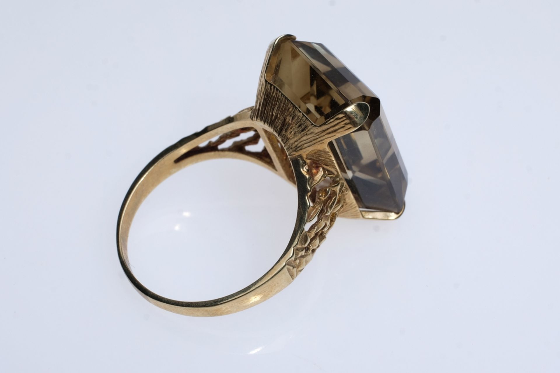 Ring besetzt mit geschliffenem Stein (20x15mm), wohl Smoky Quartz, in vier Krappen filigran gefasst - Bild 2 aus 3