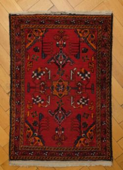 Vintage-Teppich im Stil eines kaukasischen Schirwans, um 1980.