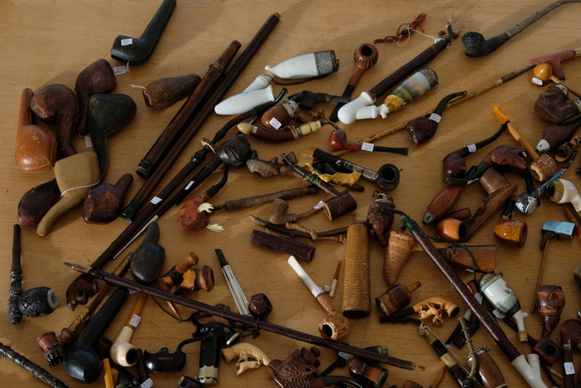 Collector's collection Hunter's pipes, wooden pipes, meerschaum pipes and clay pipes, pipe cases. - Image 3 of 12