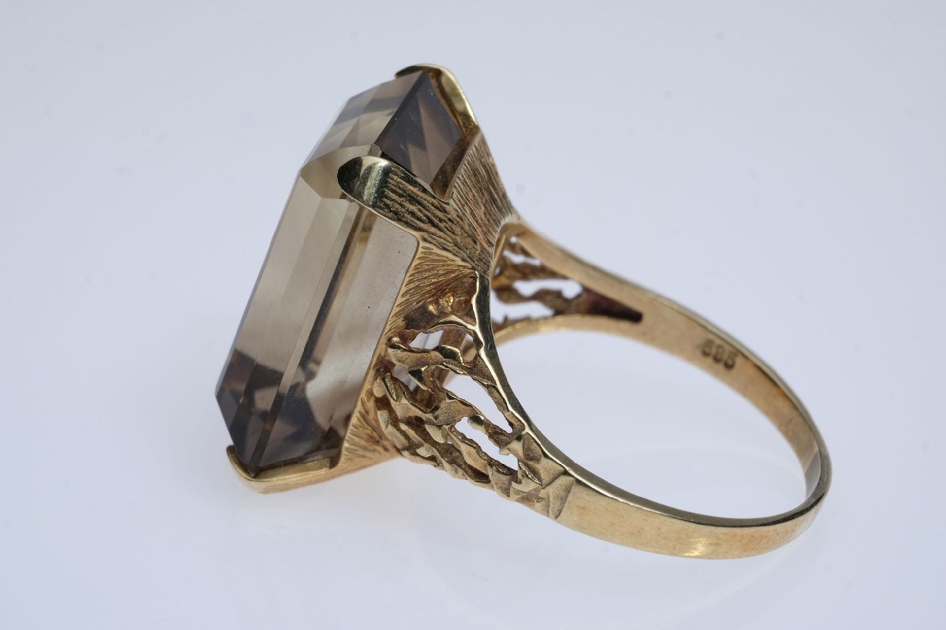 Ring besetzt mit geschliffenem Stein (20x15mm), wohl Smoky Quartz, in vier Krappen filigran gefasst - Bild 3 aus 3