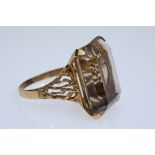 Ring besetzt mit geschliffenem Stein (20x15mm), wohl Smoky Quartz, in vier Krappen filigran gefasst