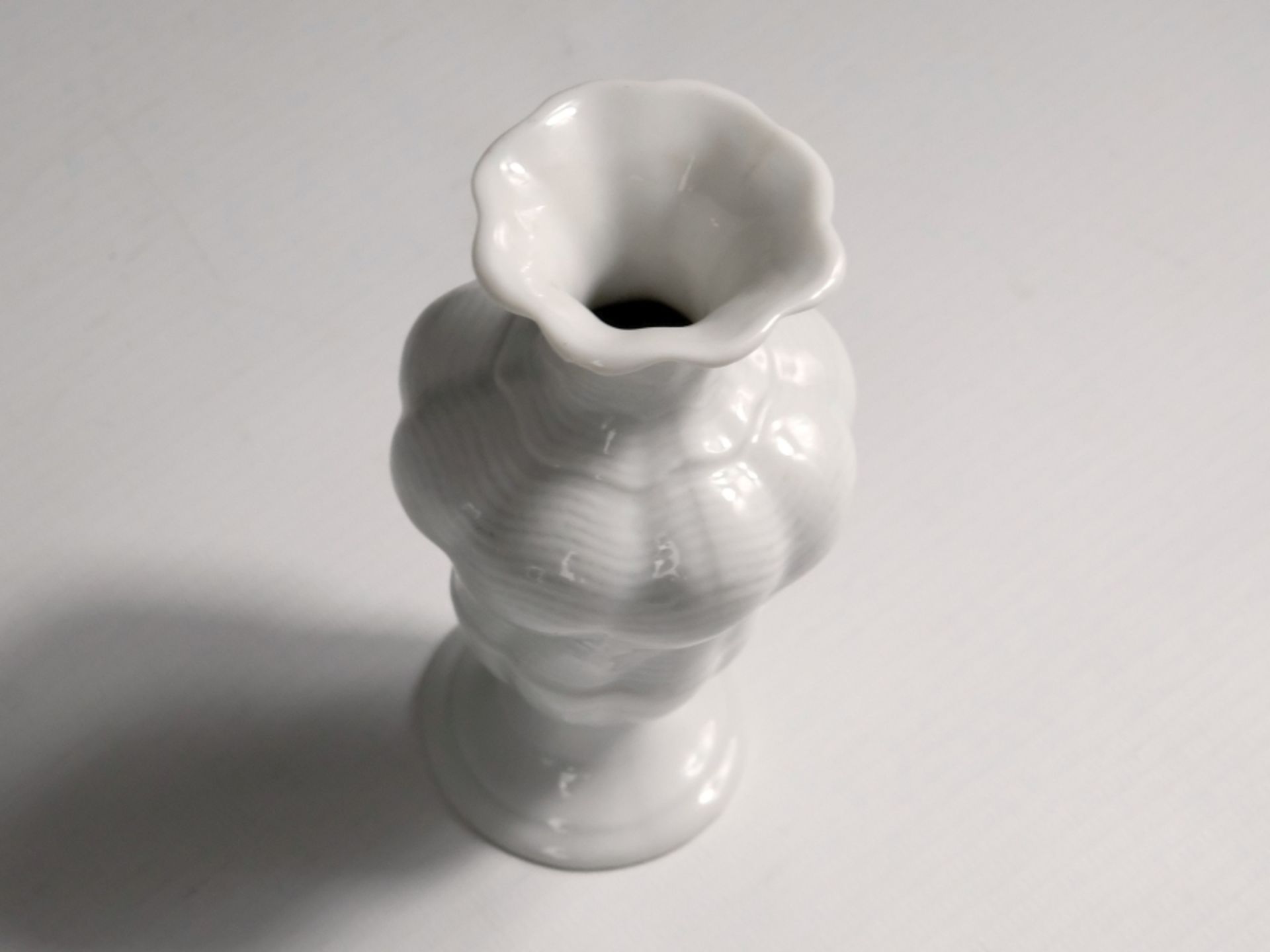 Nymphenburg, small vase in classic white. - Image 2 of 3