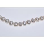 Perlenkette mit kleinen weißen Perlen in schöner Farbe, Schließe 925 Sterling Silber, ungetragen, L