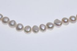 Perlenkette mit kleinen weißen Perlen in schöner Farbe, Schließe 925 Sterling Silber, ungetragen, L