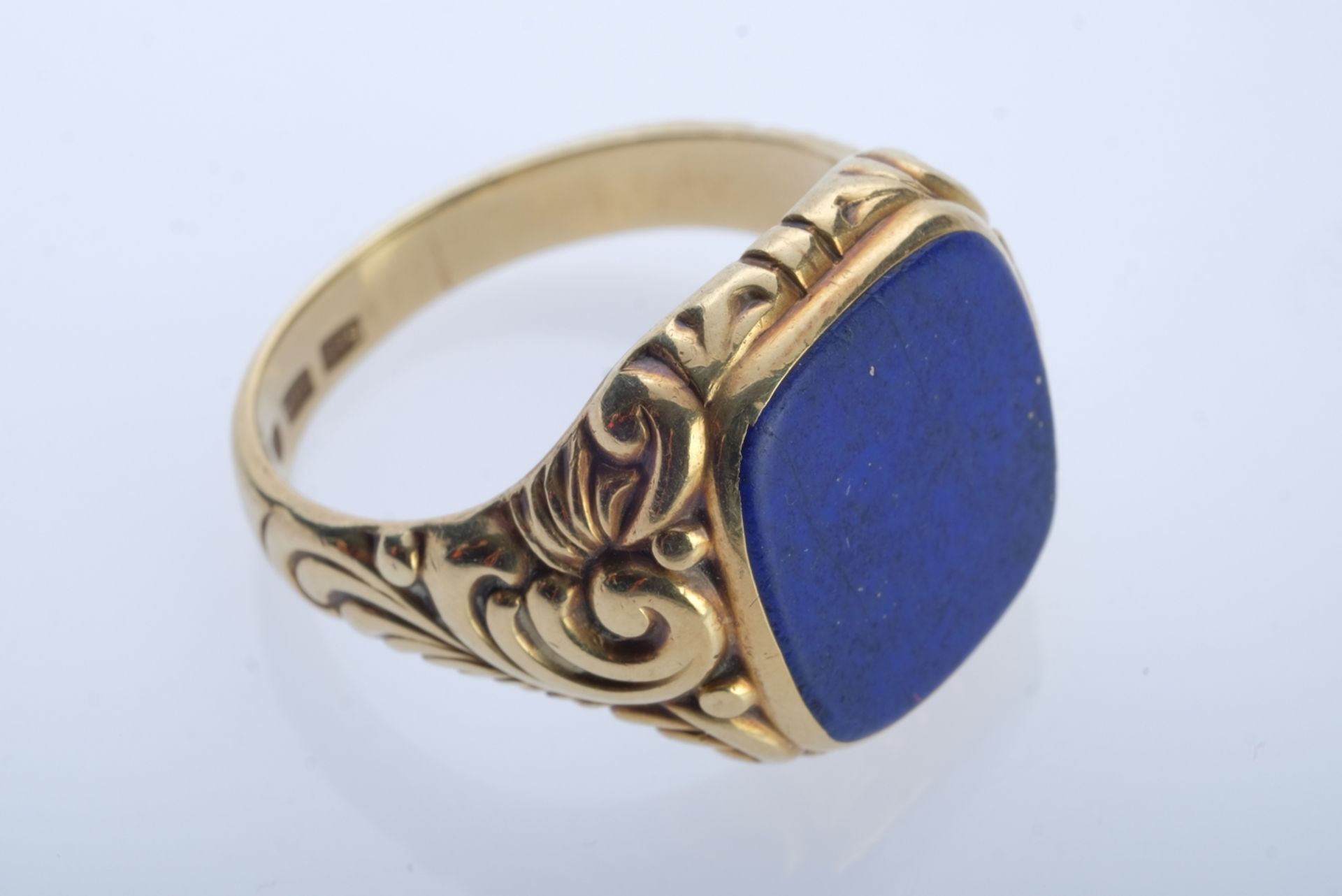 Signet ring with unengraved lapis lazuli plate (1.5x1.5cm), the sides decorated with floral motifs,