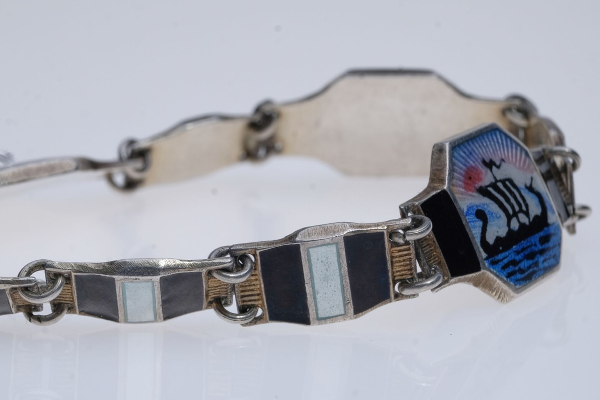 Bracelet with three Nordic motifs and white and black stone, 925 Sterling silver, hallmarked, clasp - Image 2 of 3