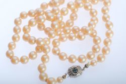 Lange Perlenkette, cremefarbene Perlen, Verschluss Silber 835 und besetzt mit blauem Stein sowie Br