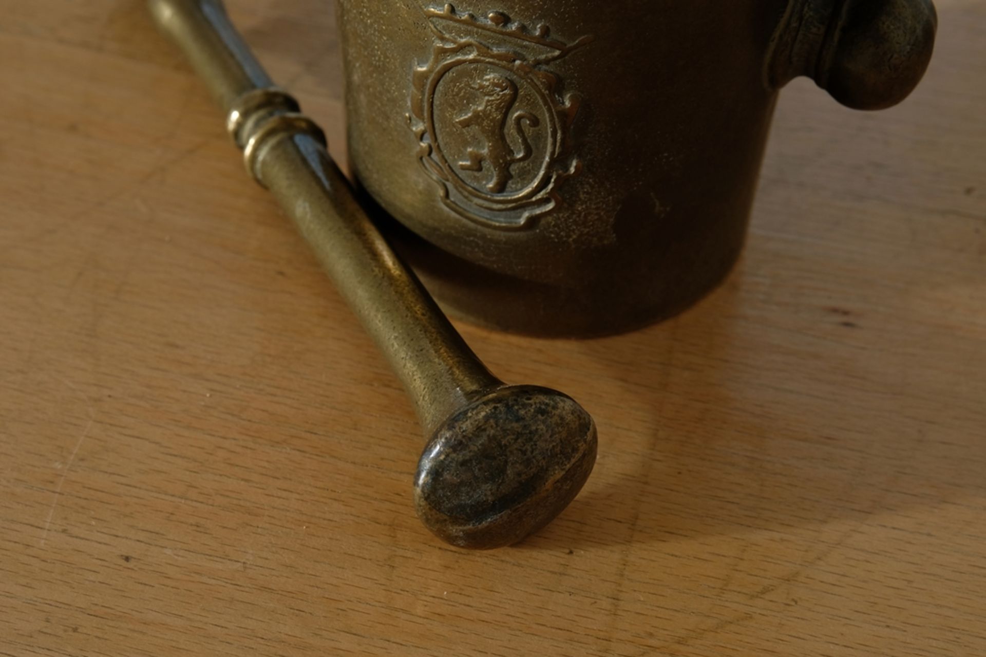 Mortar with pestle made of brass, antique, decorated with coat of arms.  - Image 3 of 3