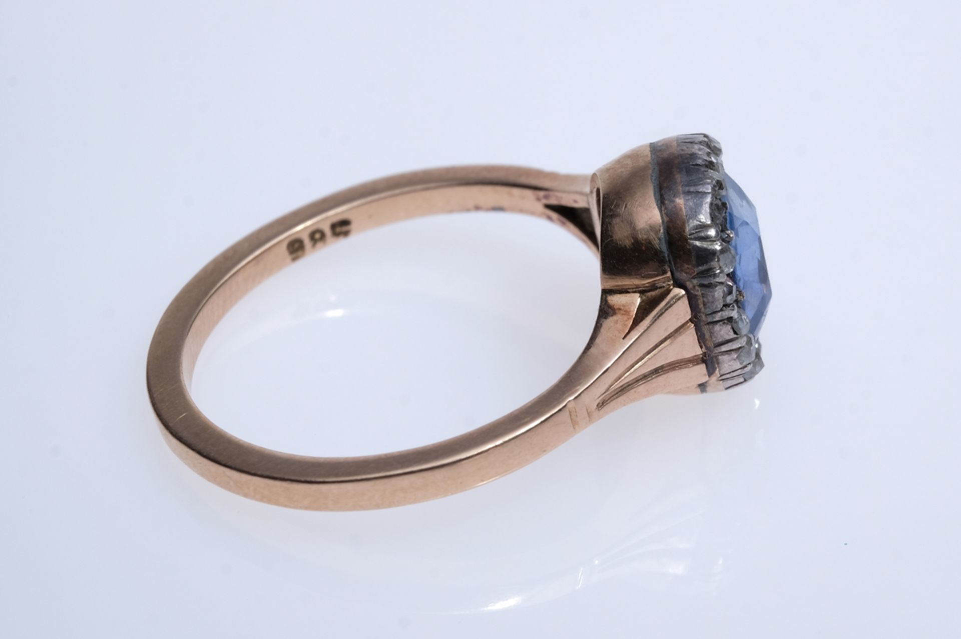 Rose gold ring with blue gemstone, flanked by 17 brilliant-cut diamonds, 17 of 18 brilliant-cut dia - Image 5 of 5