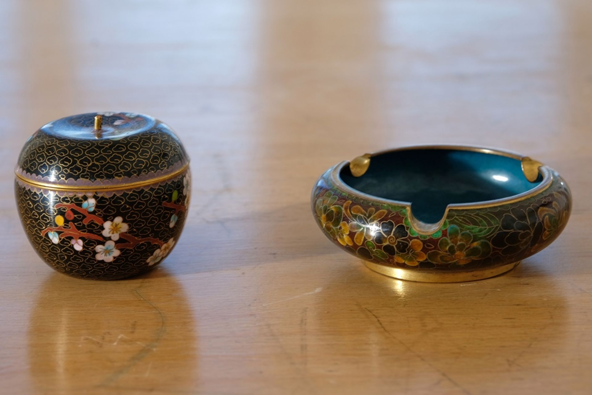 Japanisches Cloisonné-Lot: Aschenbecher und Deckeldose. Der Aschenbecher in rotbraun, blaues Innere