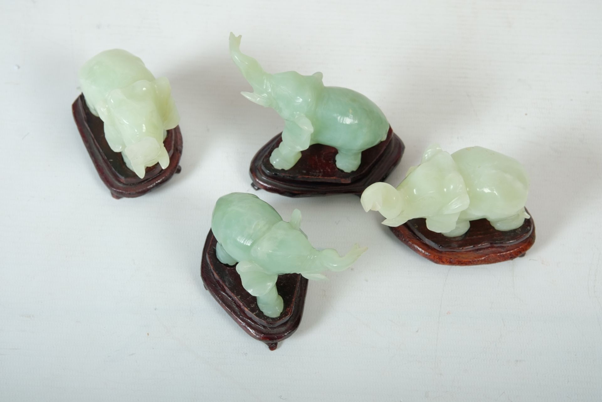 Elefanten aus Jade, vier Stück, China. Ein Elefant bestoßen. - Bild 2 aus 2