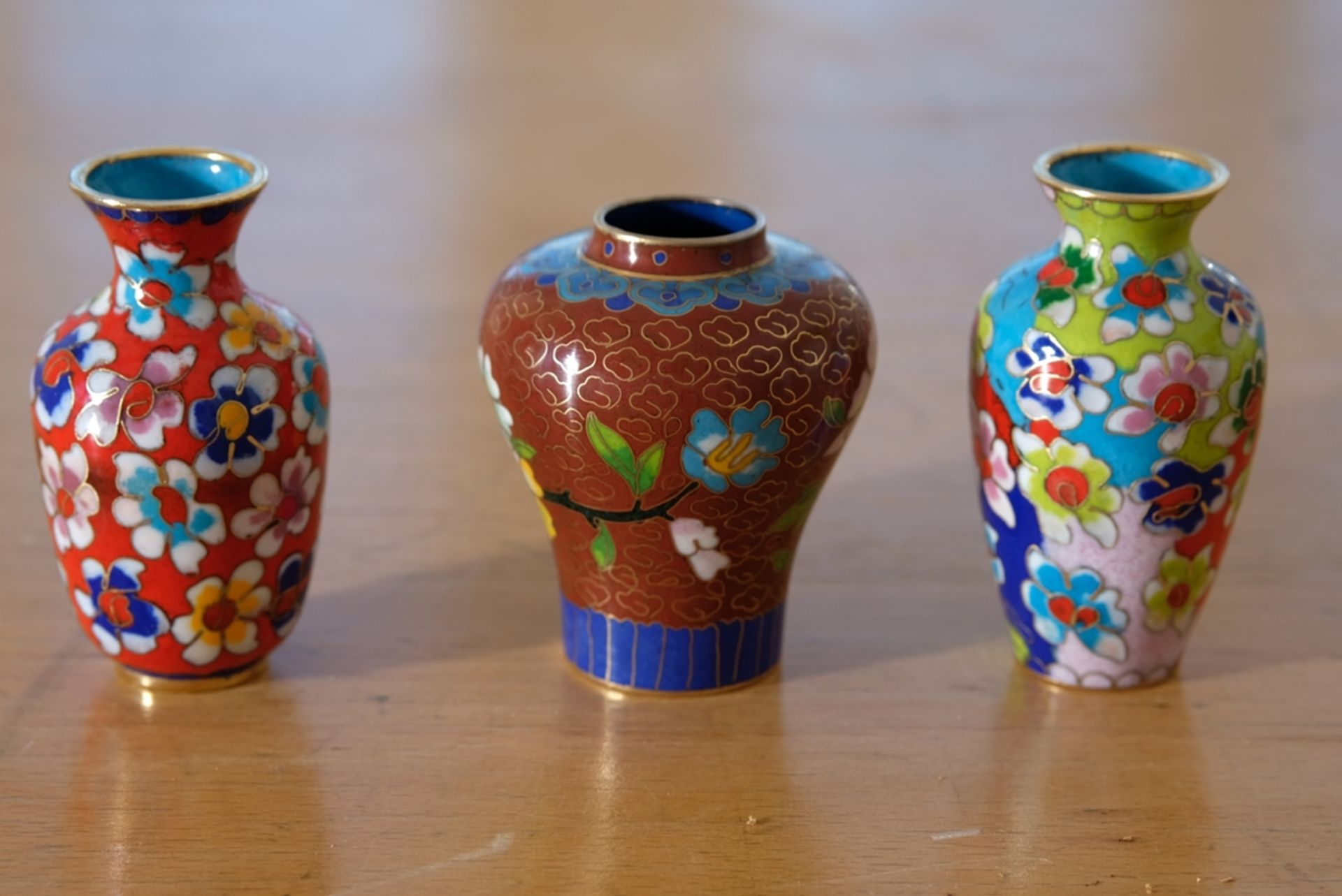 Japanische Cloisonné-Vasen, drei Miniaturvasen aus Emaille, unterschiedliche Farbgebung. - Bild 2 aus 2