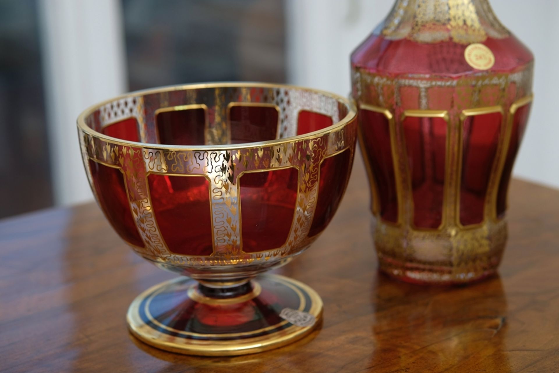 Art glass Ernst Wittig: Carafe and footed bowl made of ruby glass with gold painting. - Image 2 of 3