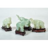 Elefanten aus Jade, vier Stück, China. Ein Elefant bestoßen.