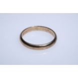 Wedding ring with engraving, 333 GG, hallmarked. Engraving: "Ernst, Easter 39". 