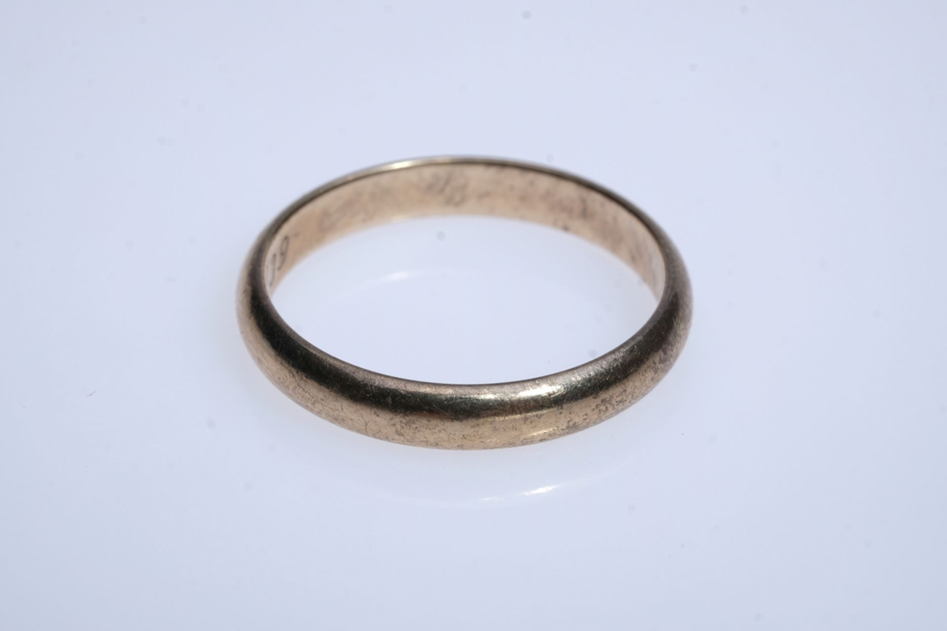 Wedding ring with engraving, 333 GG, hallmarked. Engraving: "Ernst, Easter 39". 