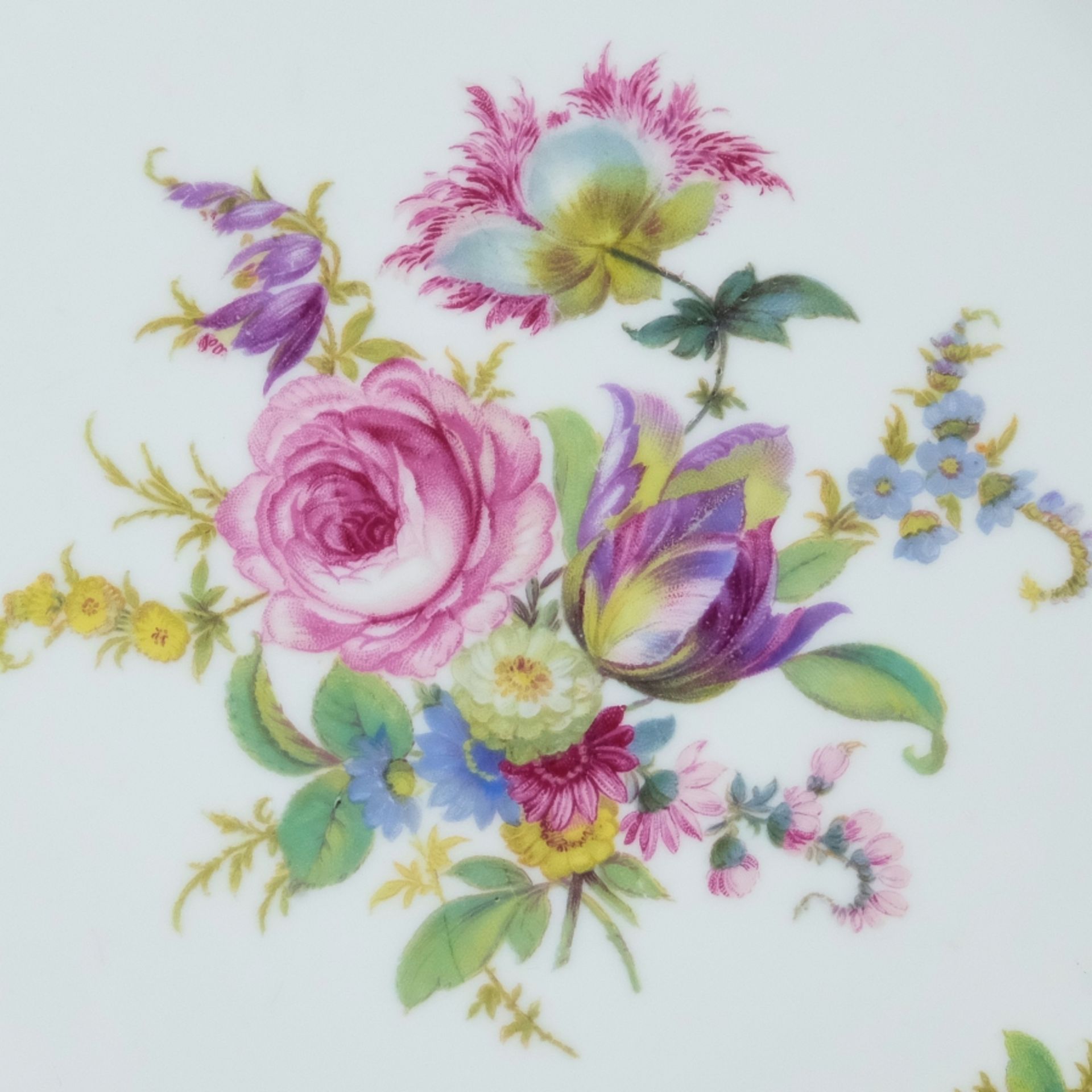 Porzellan-Konvolut, sechsteilig: zwölfeckiger Vorlegeteller, Durchmesser 24 cm, mittig Blumenstrauß - Bild 2 aus 7
