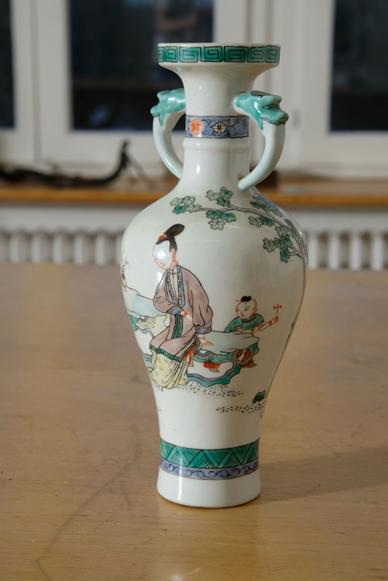 Bauchvase, chinesisch. Mit Familienszene bemalt. Erworben auf Weltausstellung 1982, Kassenzettel fü - Bild 2 aus 2