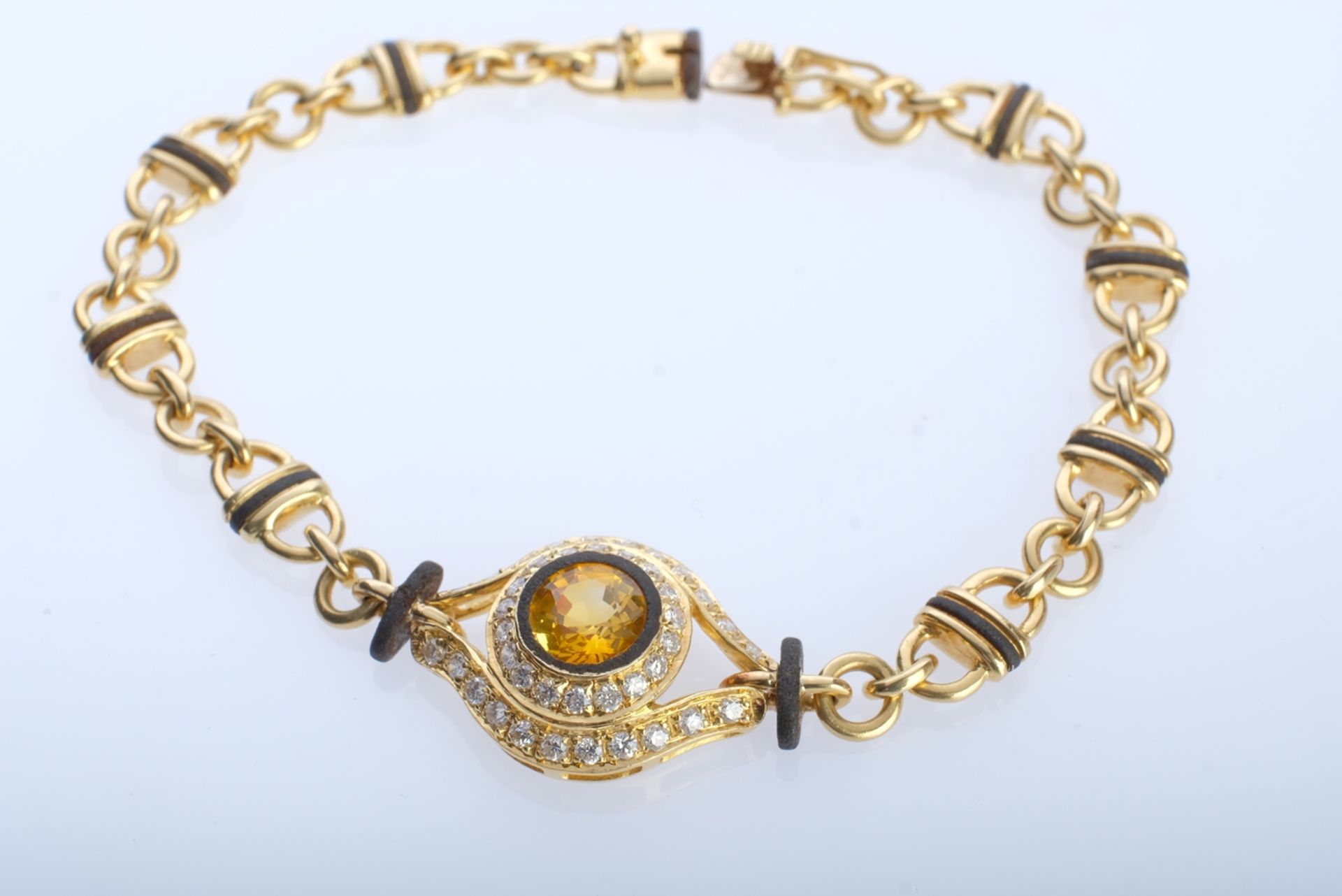 Bracelet set in the centre with an old-cut yellow sapphire, very good brilliance, around 1.5 ct, in - Image 2 of 3