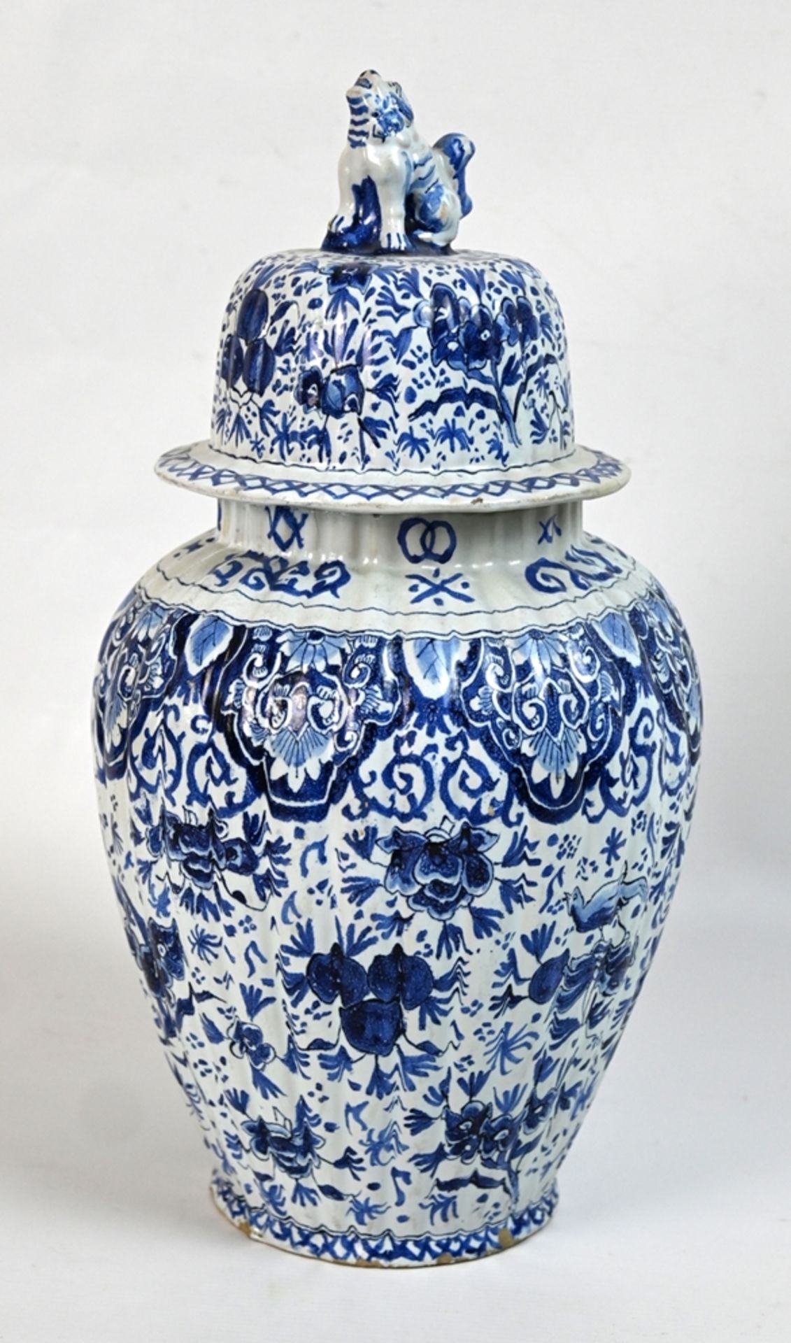 Lidded vase from Delft, around 1710/20. Blue painting with stylised flowers, fruit and birds. - Image 2 of 4