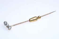 Krawattennadel, besetzt mit kleiner Perle, flankiert von zwei Brillanten, jeweils um 0,04ct. Fassun