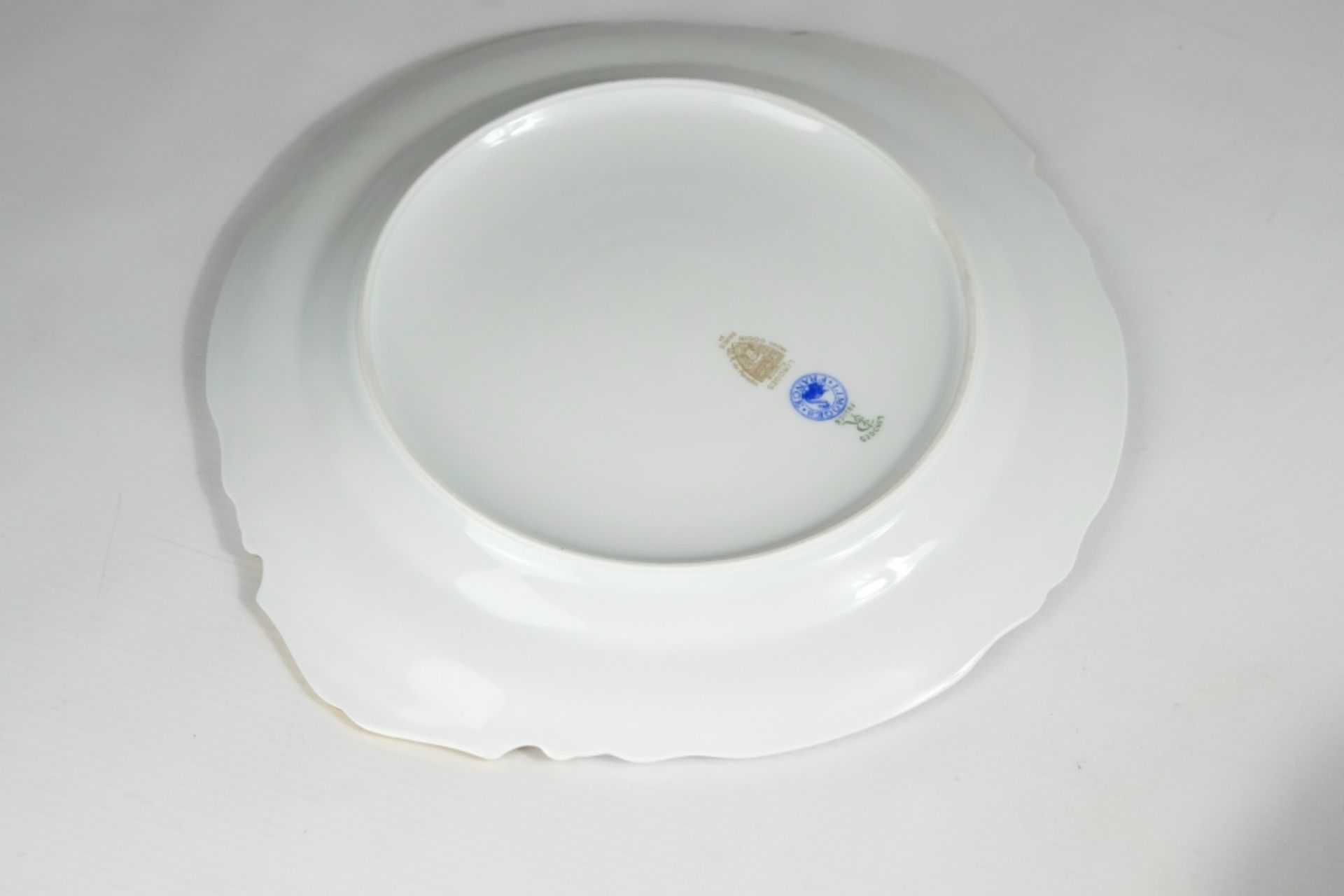 Limoges cake service, designed by Andre Godin, France. Consisting of: Cake plate (D 26cm) and 12 ca - Image 3 of 3