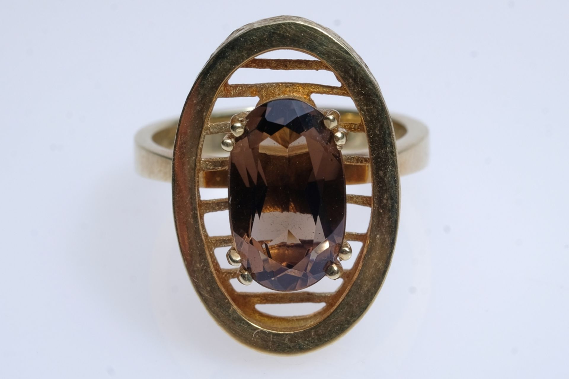 Ring mit oval geschliffener Stein (7x11mm), wohl Smoky Quartz, in vier Doppel-Krappen gefasst, Seit - Bild 2 aus 4