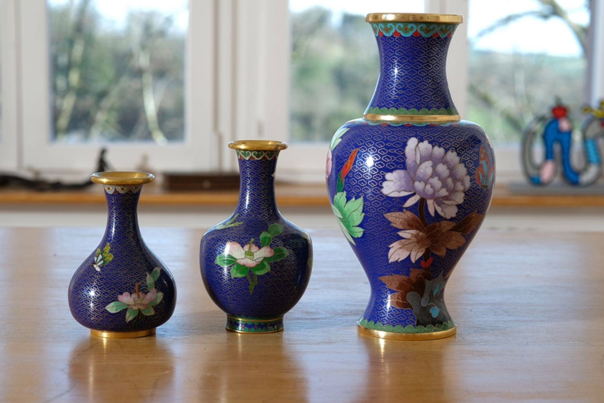 Japanische Cloisonné-Vasen, drei blaue Vasen aus Emaille. Mit floralen Motiven verziert. Inneres ve - Bild 3 aus 3
