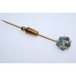 Tie pin in yellow gold, set with 1 brilliant-cut diamond (approx. 0.2 carat), 5 emeralds & 5 pearls