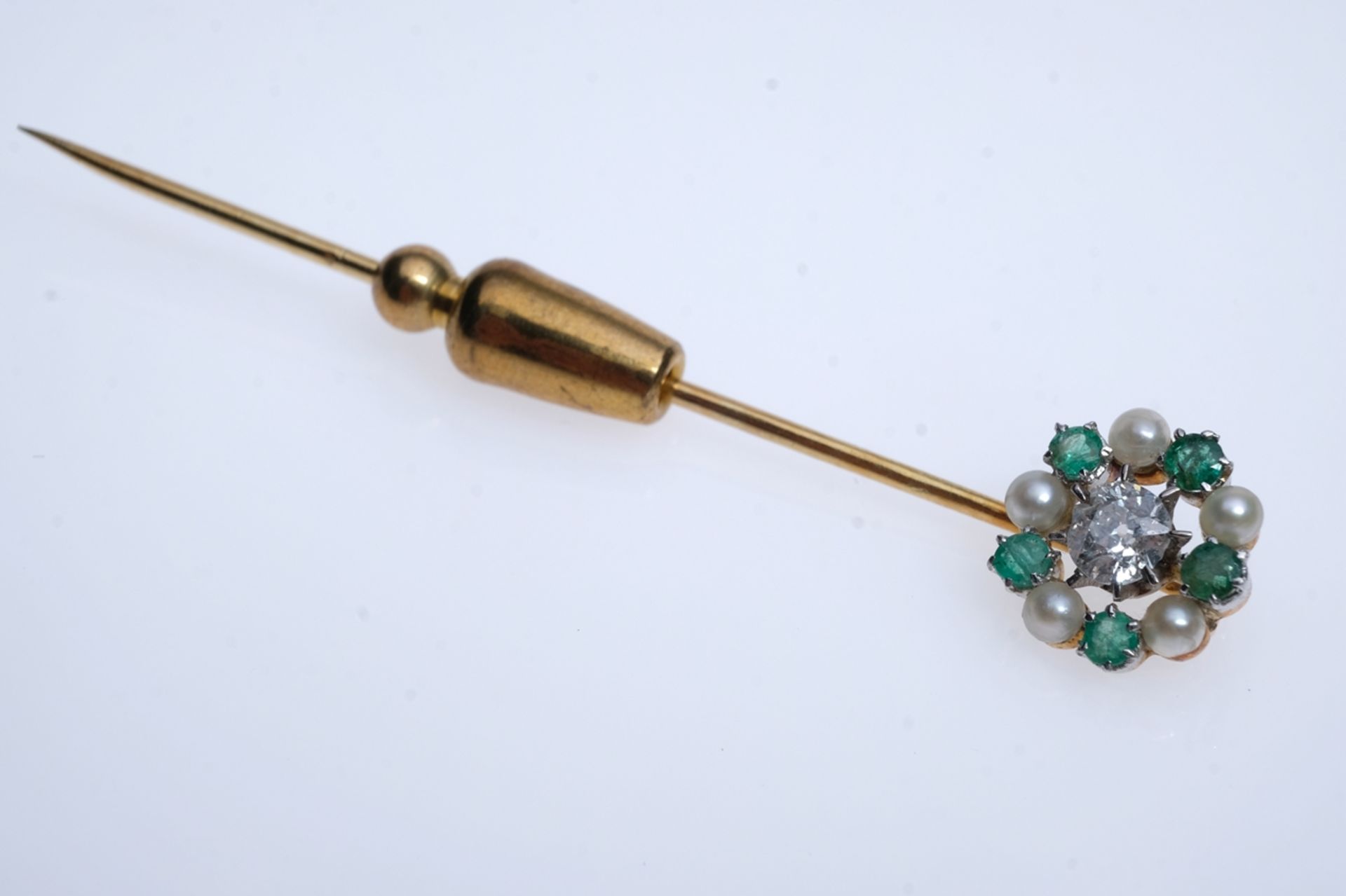 Tie pin in yellow gold, set with 1 brilliant-cut diamond (approx. 0.2 carat), 5 emeralds & 5 pearls