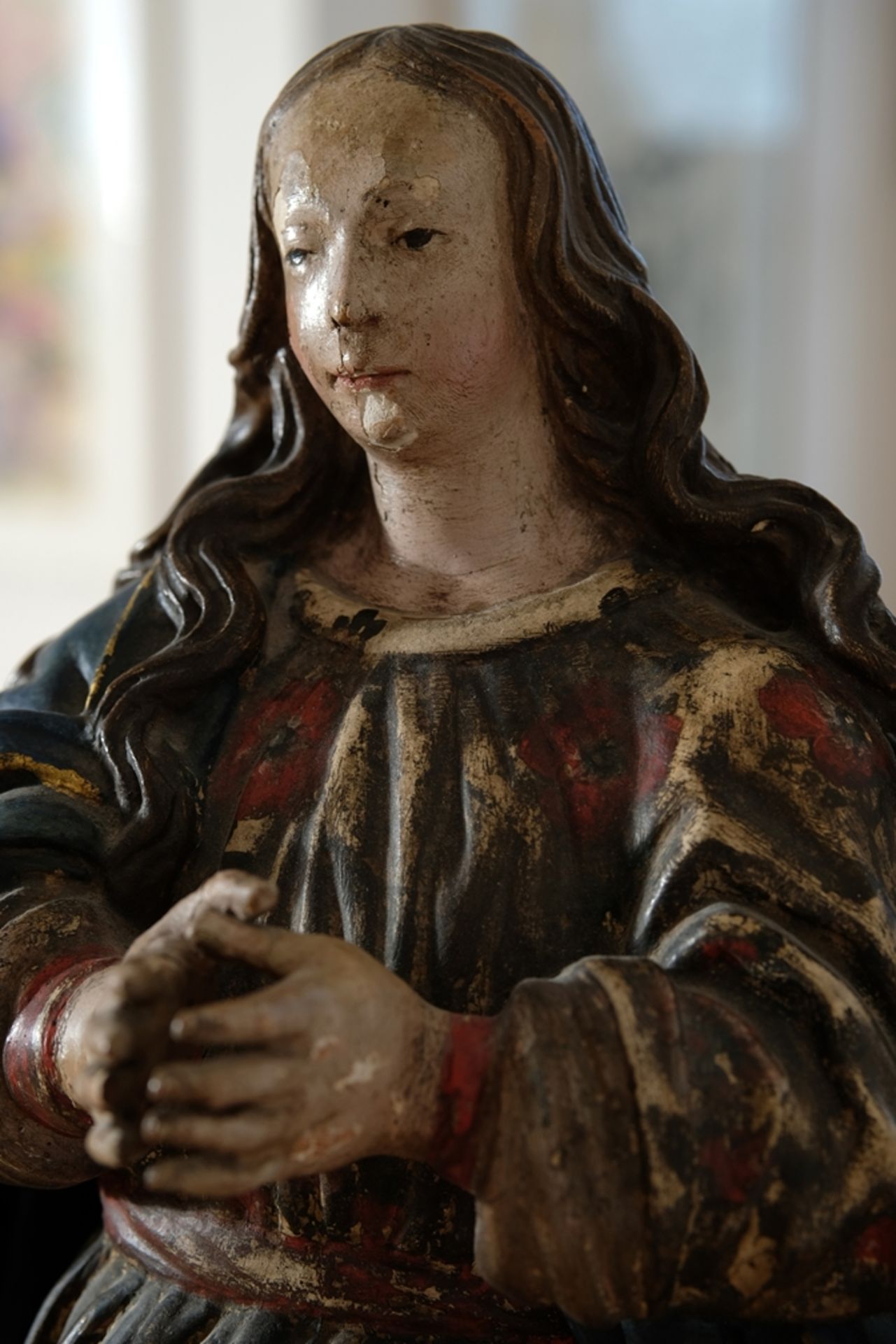Renaissance Madonna, limewood statue, probably 16th century, height with plinth 67 cm. - Image 4 of 7