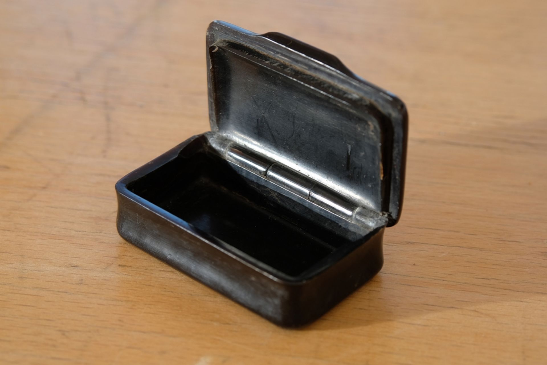 Small box with leopard pattern on the lid, probably ebony with lacquer, 5.5 x 3.5 x 1.5 cm - Image 2 of 2
