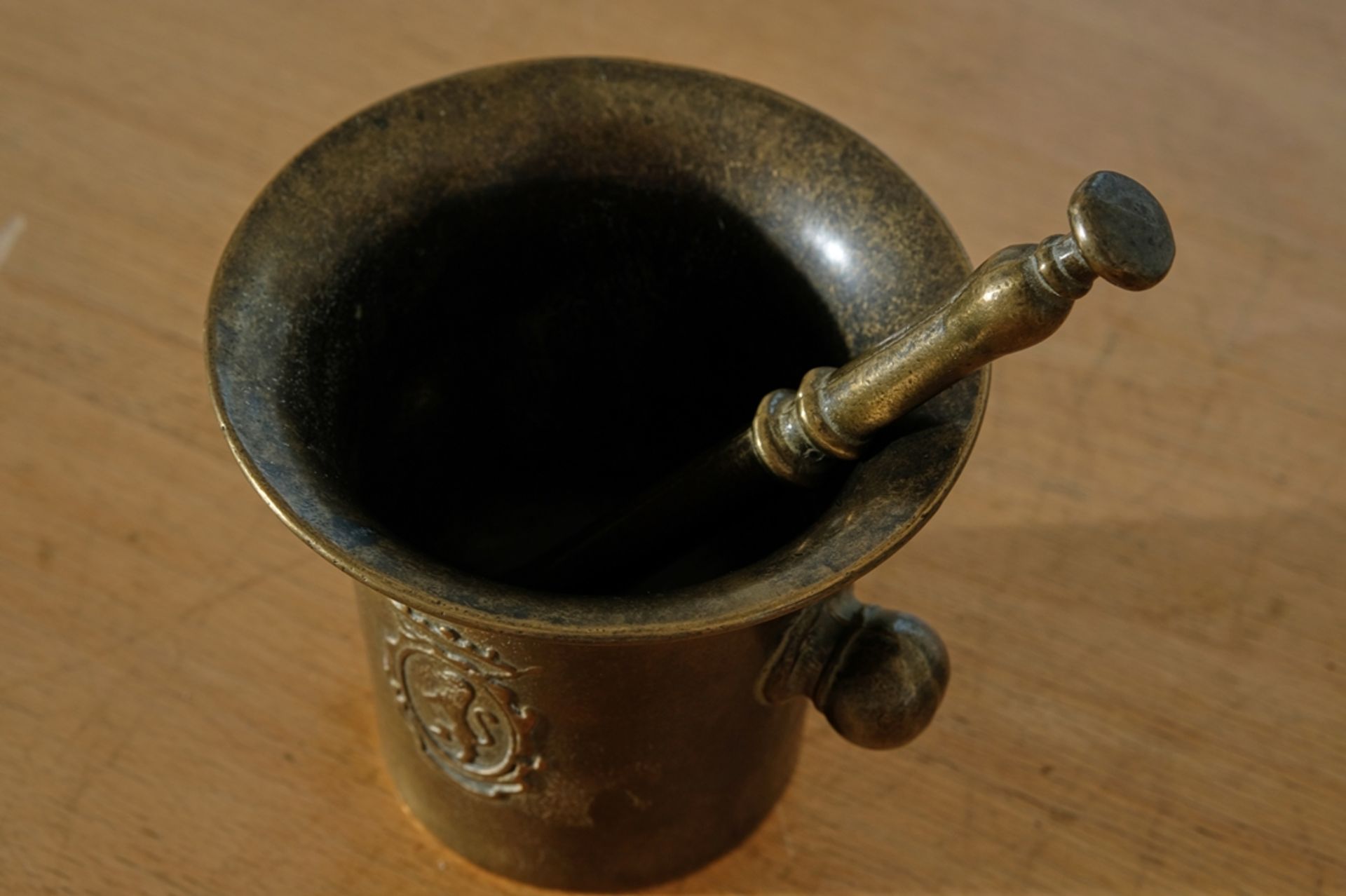 Mortar with pestle made of brass, antique, decorated with coat of arms.  - Image 2 of 3