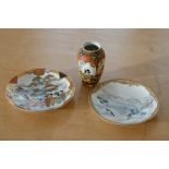 Mixed lot: 2 porcelain plates & small vase, Japan