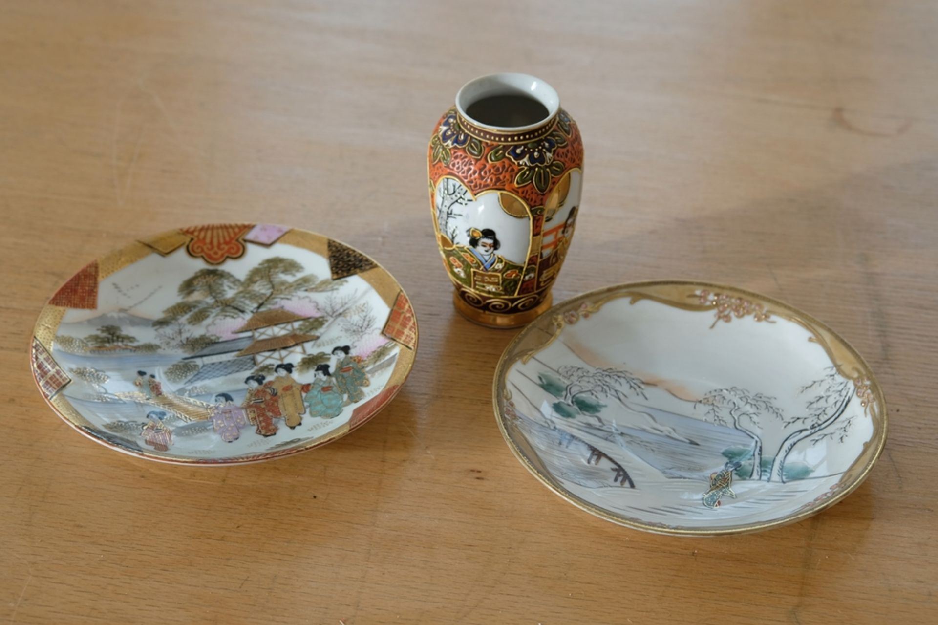 Mixed lot: 2 porcelain plates & small vase, Japan