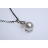 Pearl pendant, setting with small brilliant-cut diamond, around 0.02ct, length 1.5cm, white gold 58