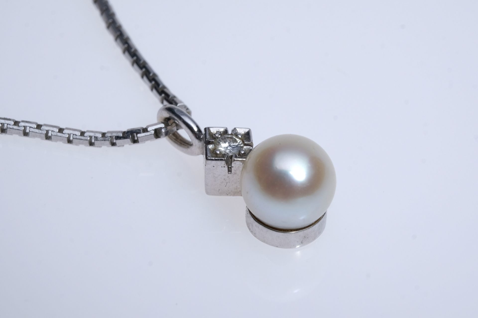 Pearl pendant, setting with small brilliant-cut diamond, around 0.02ct, length 1.5cm, white gold 58