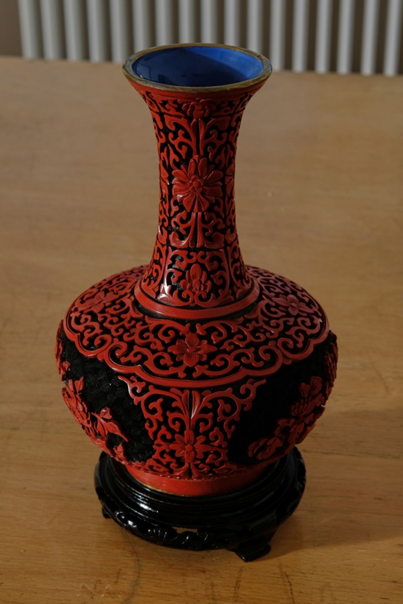 Bauchvase rot/schwarz mit Untersetzer. Wohl China, florale Reliefverzierung.  - Bild 2 aus 2